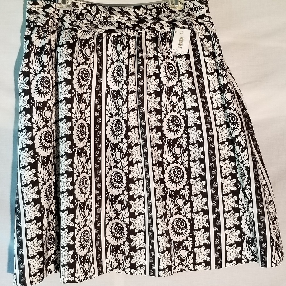 NWT Black and white skirt